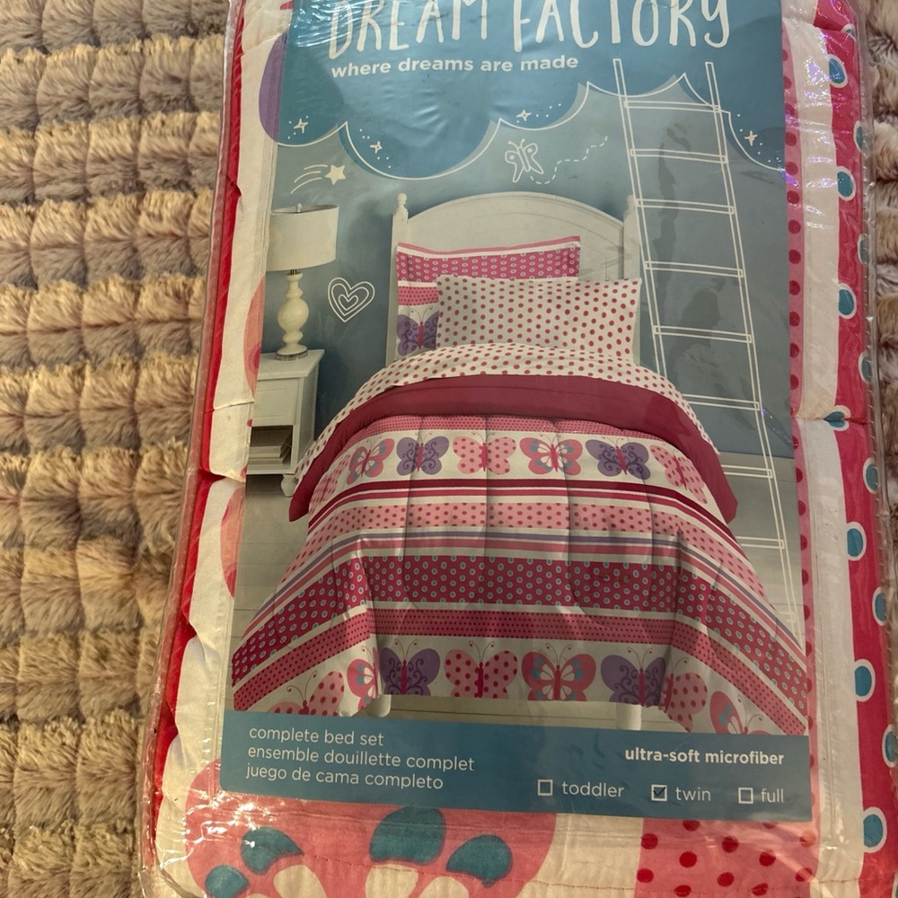 New 5 Piece Dream Factory Twin
Bed Microfiber Set